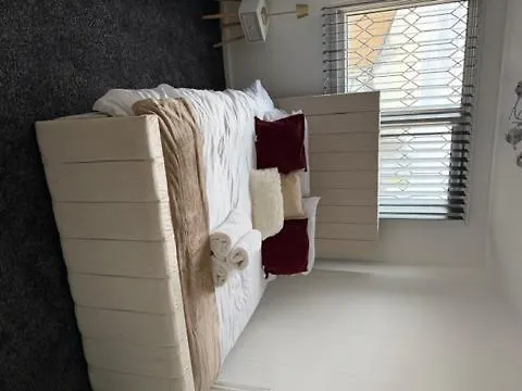 Oatland House Apartment *