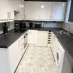 Oatland House * Leeds (West Yorkshire)