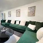 Oatland House * Leeds (West Yorkshire)