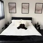 Oatland House Apartman *