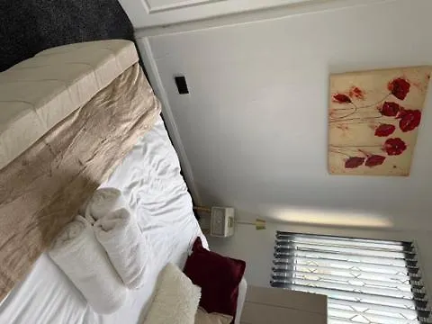 Oatland House Апартаменти