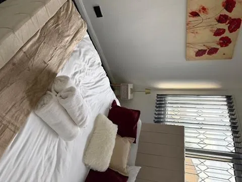 Апартаменти Oatland House *